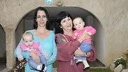 מיכל גל־און יחד עם אמא טובה והתאומות