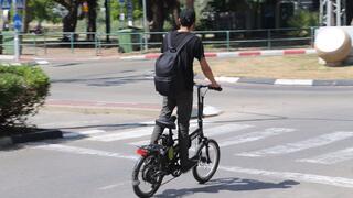 דין רוכב אופניים חשמליים כדין הולך רגל. אילוסטרציה