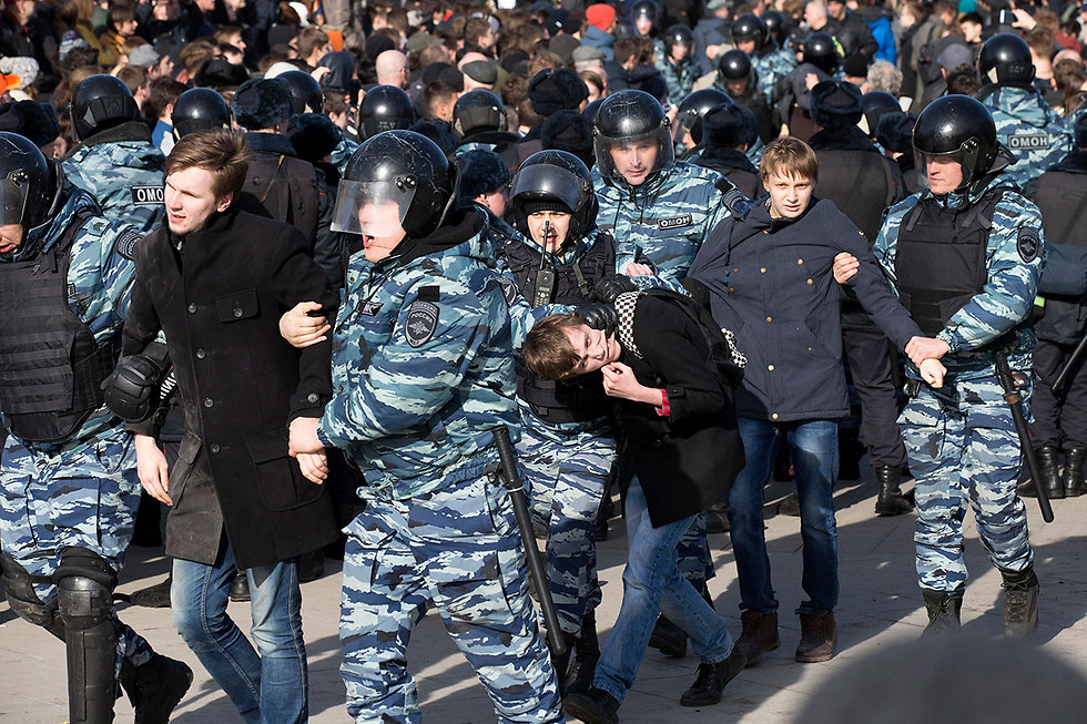 Anti-Putin protestors arrested by police in Moscow 