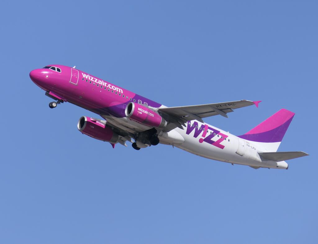 Wizz Air airliner 