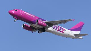 Wizz Air airliner 