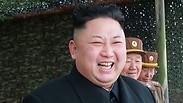 מחייך ומאיים. קים ג'ונג און