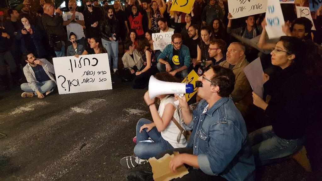 Journalists rally against closure of public broadcaster 