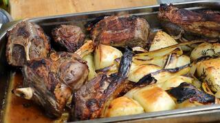 מושלם לחג: אוסובוקו טלה עם שום ירוק ושומר