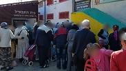 קשישים ועולים חדשים בתור לחלוקת מזון בלוד