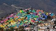 שכונה בשלל צבעים בראש גבעה. מכסיקו                  