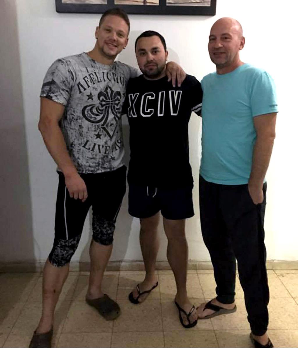 Доктор Альберт Алиев (в центре), Кирилл Кричевский и Борис Раинин, спасшие тонувших мальчиков в Бат-Яме. Фото: личный архив