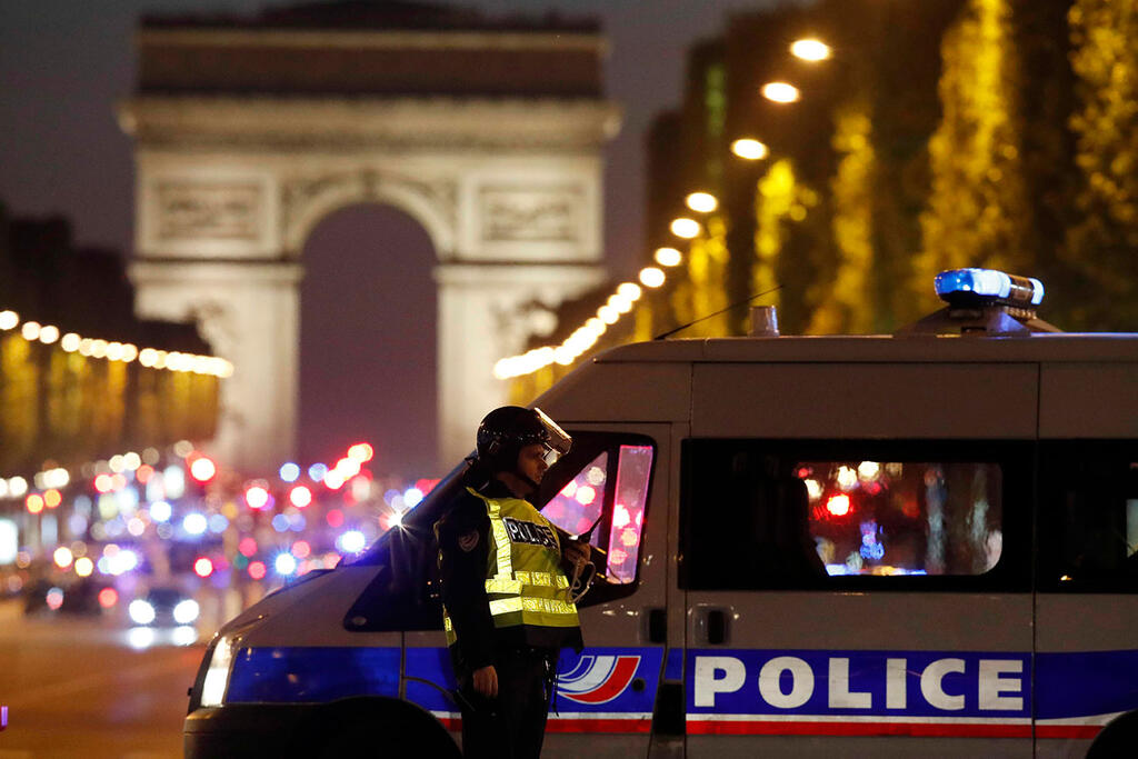 Security forces on the Champs-Élysées. 72% fear an October 7 like terror attack in France 