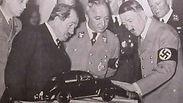 פרדיננד פורשה מציג להיטלר את החיפושית - מכונית העם