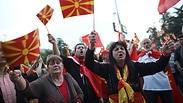 מנופפים בדגלי מקדוניה ("הרפובליקה של צפון מקדוניה")