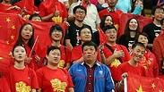 סינים שרים את ההמנון באצטדיון כדורגל
