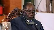 נשיא זימבבווה בעיניים עצומות       