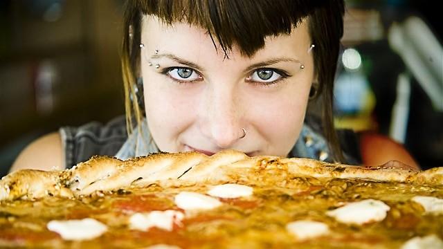 טעים כאן. פיצה בזילי.קום בפלורנטין