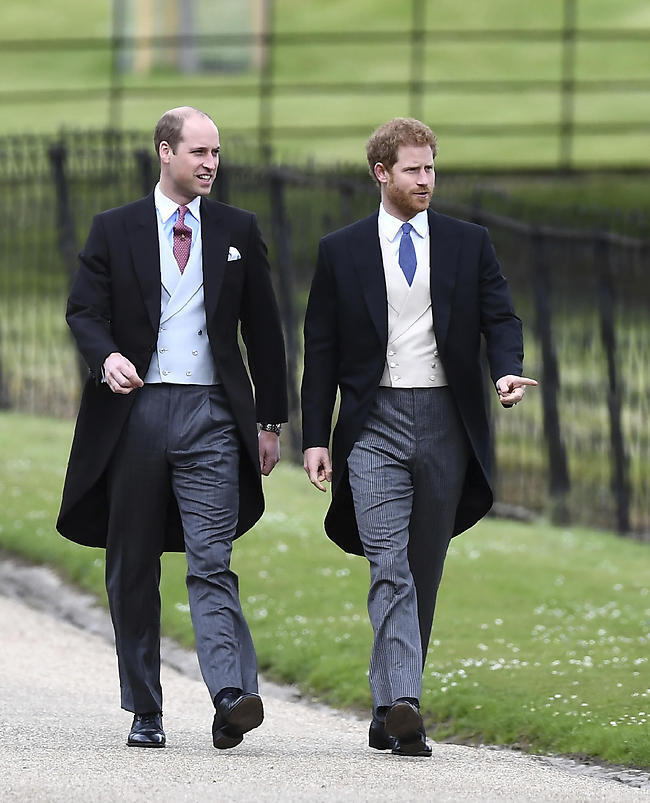 שלא תאחרו. הנסיכים הארי וויליאם צועדים לחתונה