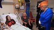 המלכה אליזבת בביקור בבית החולים במנצ'סטר                