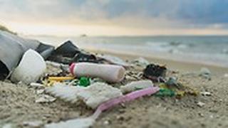 פסולת פלסטיק בחופים. ארכיון
