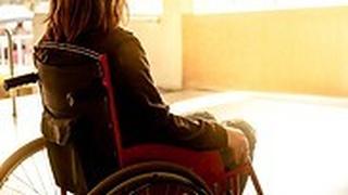 אישה המרותקת לכסא גלגלים