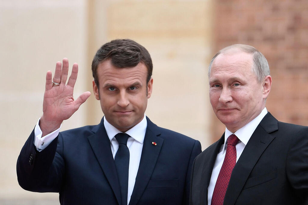 Macron and Russian President Vladimir Putin 