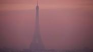 מגדל אייפל בפריז בענן ערפל. ארכיון 