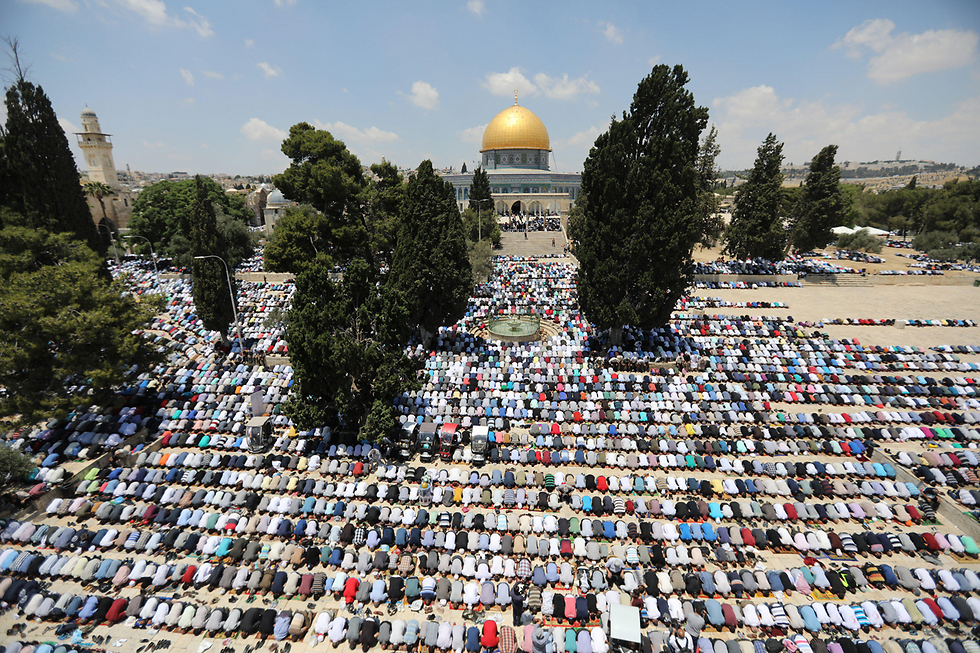 Muslim worshippers holding Ramadan prayers at the Al-Aqsa Mosque in Jerusalem before the pandemic 