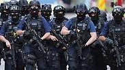 שוטרים חמושים בלונדון