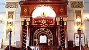 פנים בית הכנסת "שערי תפילה" בטיביליסי  
