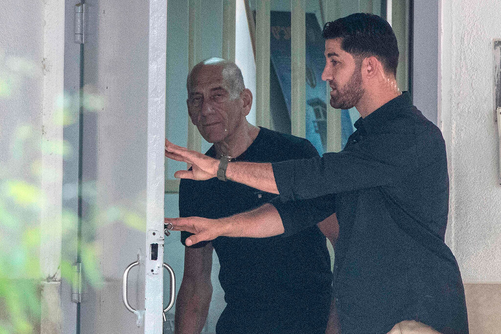 Former prime minister Ehud Olmert leaving Maasiyahu Prison at the conclusion of his sentence in 2017 