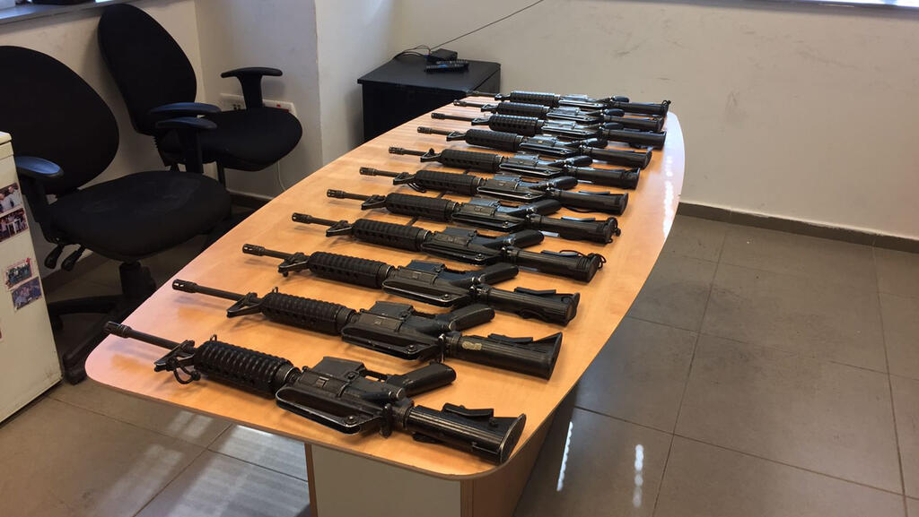 Police seize weapons from Bedouin gangs, stolen from IDF bases 
