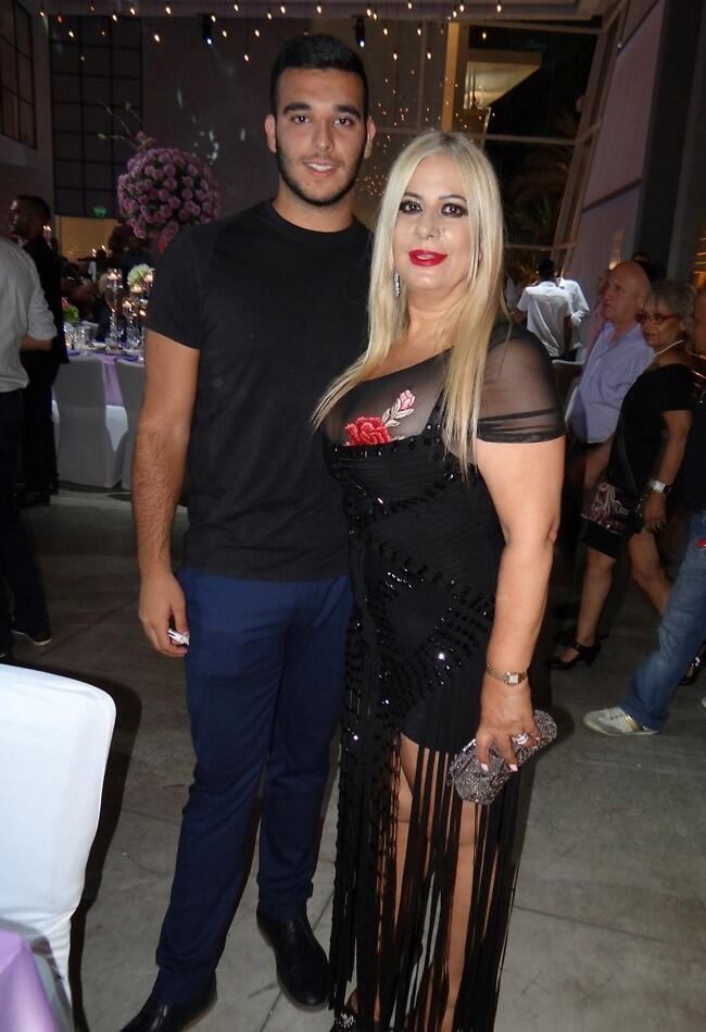 דפקת שמלה כפרה. כוכב פרי עם בנה