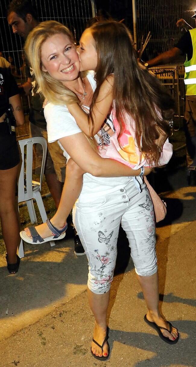 מיכל ינאי מורישה את תרבות הספירס לבתה אלכס