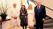בני הזוג נתניהו עם נרנדרה מודי, ראש ממשלת הודו והשפית רינה פושקרנה