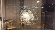 הכדור פגע בחלון דירת שכניו של העבריין 