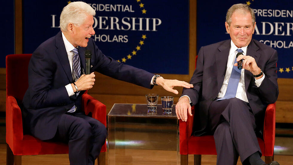 Буш и Клинтон - "тайные правители" 