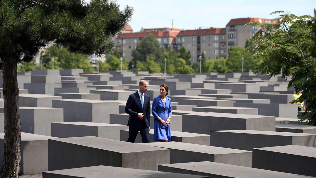 Принц Уильям с супругой Кейт посещают Мемориал жертвам Холокоста в Берлине 