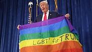 טראמפ עם דגל הגאווה בעצרת בחירות
