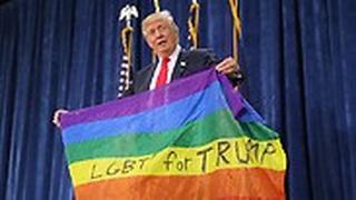 טראמפ עם דגל הקהילה הגאה