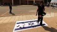 דורכים על דגל ישראל במחאה לאחר תקרית הירי