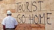 גרפיטי נגד התיירים