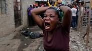 אישה בוכה על הרג מפגין בניירובי                        