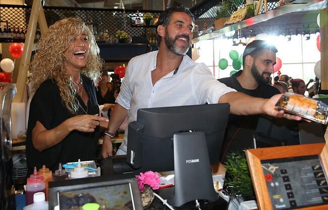פנק אותה בסושי. ג'ובאני רוסו ומאיה פישל