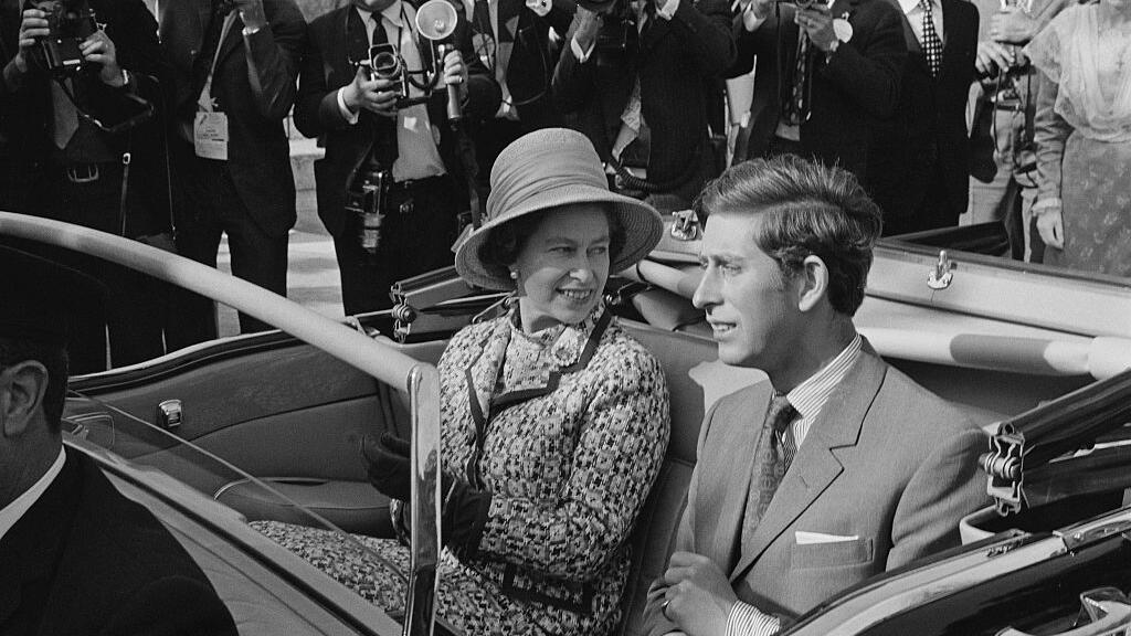 הנסיך בצעירותו עם המלכה אליזבת. הסתובב עם הדובי טדי עד גיל 40 
