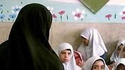 מורה בכיתת בנות בטהרן