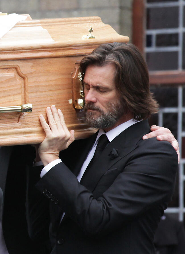 קארי נושא את הארון בהלוויה של וויט
