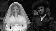 1959, חתונה חסידית. התמונה - מאוסף אדי הירשביין  