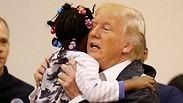 טראמפ מחבק ילדה ביוסטון