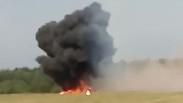 המטוס שהתרסק עולה באש       