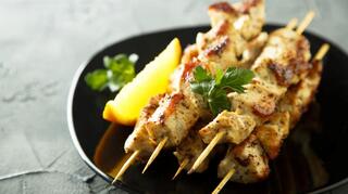 חמוץ מתוק: שיפודי עוף עם מנגו