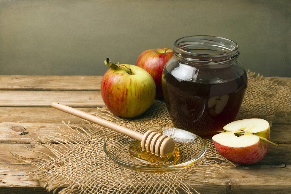 Apple in honey
