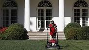 דונלד טראמפ הבית הלבן פרנק ג'יאצ'יו מכסח דשא מכסחת