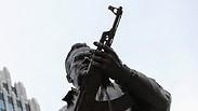 עם הרובה המפורסם בידיו. פסלו של מיכאיל קלצ'ניקוב                    